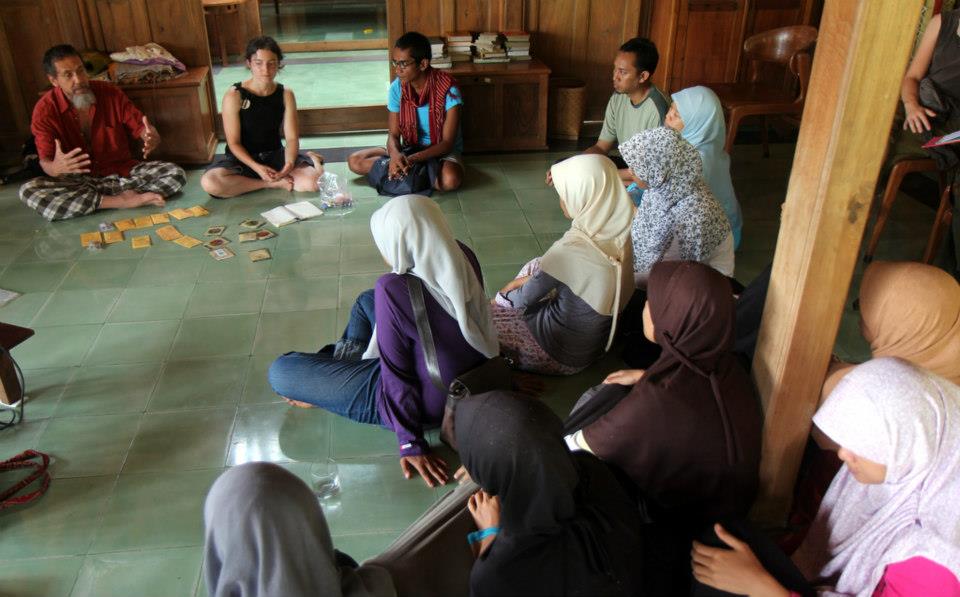 A short talk by Iskandar Waworuntu, one of the first permaculture gardeners in Yogyakarta, on the dangers of GMOs and agricultural chemicals. Iskandar runs Bumi Langit Institute, a centre for permaculture education, in Imogiri (www.bumilangit.org)- Paul Daley 17